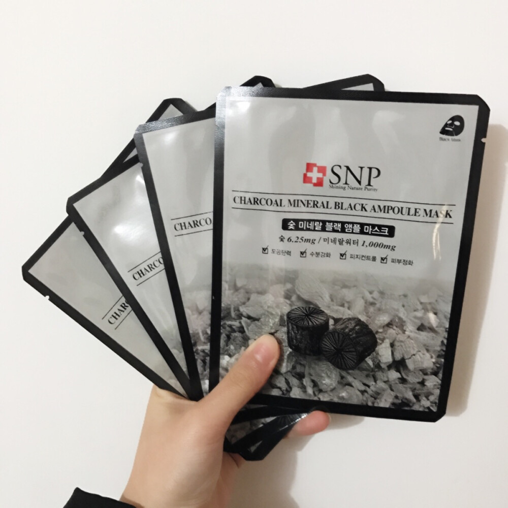 SNP啥木炭面膜 扔前拍个照 对所有黑色面膜纸完全无爱 我不知道这个面膜到底有什么用 补水根本谈不上 清洁怕也是走走过场 收缩毛孔就拉倒吧 味道也不喜欢 拍完照就扔了（摊手）