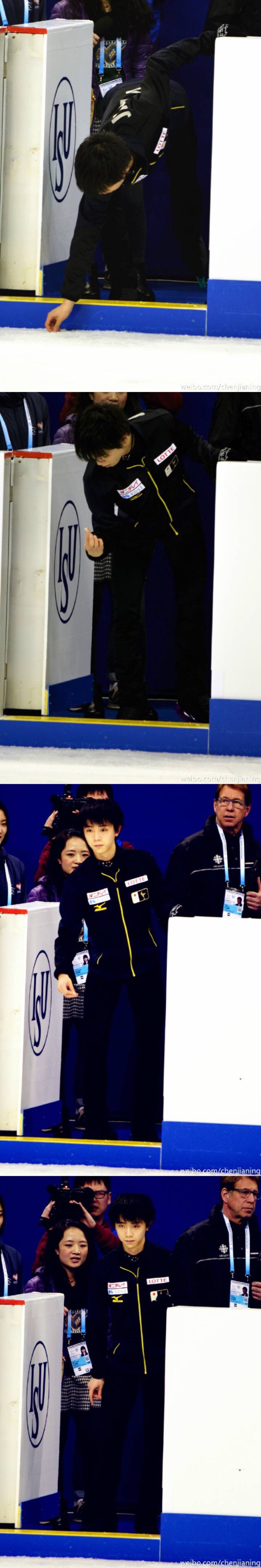 一个小细节，羽生选手离场的时候捡走了一颗小碎冰。#羽生结弦# #2015上海花样滑冰世锦赛# ​​​ 懒得去水印了，就这样吧。