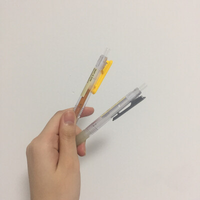 MUJI凝胶笔 按压式带夹子
灰色用了一年近期入了第二支
黄色是最近新入的
配色无能尽量减少对色彩的使用想做一个冷淡的人
灰色很好用 各种不重要的Tips或者杂七杂八的随手记
黄色也很实用