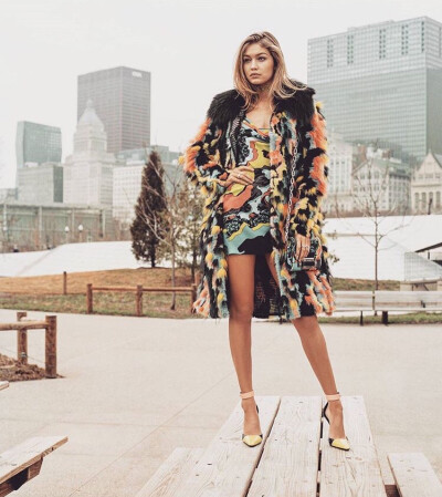 吉吉·哈迪德喜欢排球和赛马。高中时，她曾是学校排球队队长。在采访中，吉吉·哈迪德说自己既继承了父亲的巴勒斯坦血统，又继承了母亲的荷兰血统。
2013年，吉吉·哈迪德去到纽约上大学，同时在纽约开始拓展的自己的模…