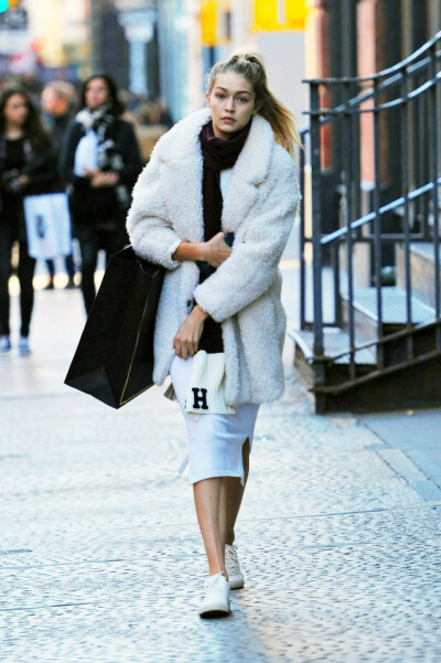 吉吉·哈迪德喜欢排球和赛马。高中时，她曾是学校排球队队长。在采访中，吉吉·哈迪德说自己既继承了父亲的巴勒斯坦血统，又继承了母亲的荷兰血统。
2013年，吉吉·哈迪德去到纽约上大学，同时在纽约开始拓展的自己的模…