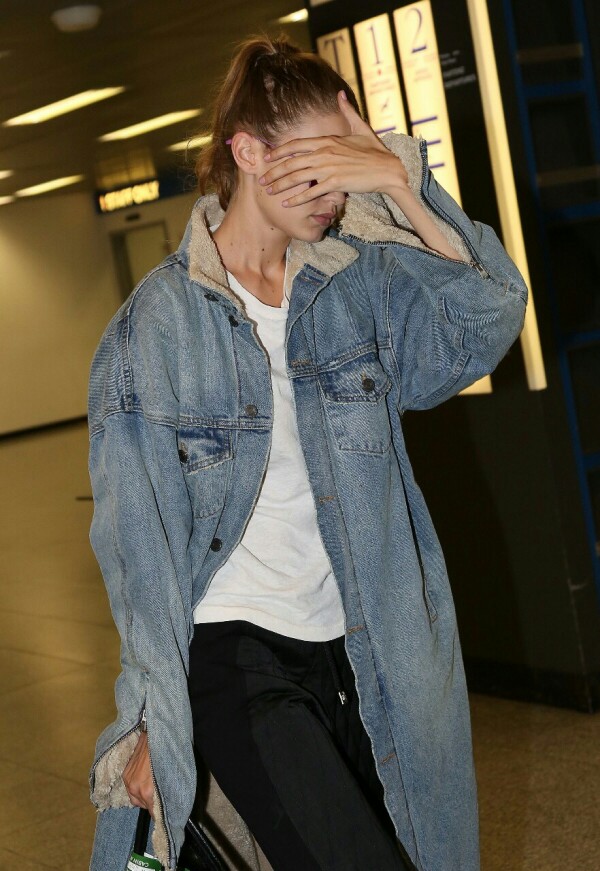 吉吉·哈迪德喜欢排球和赛马。高中时，她曾是学校排球队队长。在采访中，吉吉·哈迪德说自己既继承了父亲的巴勒斯坦血统，又继承了母亲的荷兰血统。
2013年，吉吉·哈迪德去到纽约上大学，同时在纽约开始拓展的自己的模特事业。