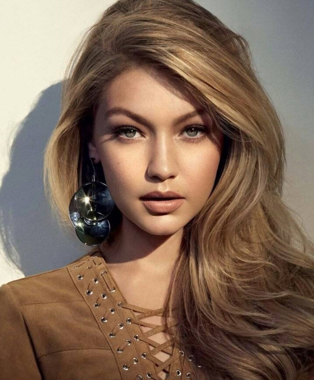 在采访中,吉吉·哈迪德说自己既继承了父亲的巴勒斯坦血统,又继承了