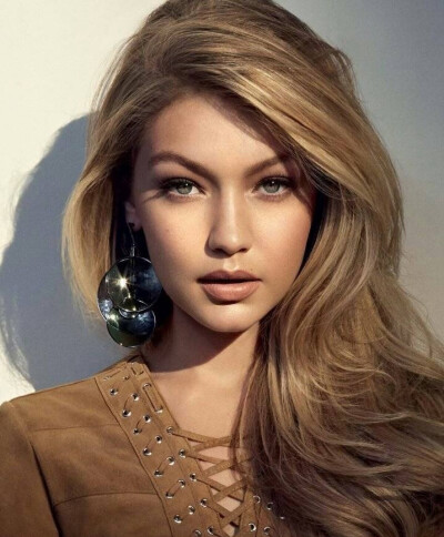 吉吉·哈迪德喜欢排球和赛马。高中时，她曾是学校排球队队长。在采访中，吉吉·哈迪德说自己既继承了父亲的巴勒斯坦血统，又继承了母亲的荷兰血统。
2013年，吉吉·哈迪德去到纽约上大学，同时在纽约开始拓展的自己的模…