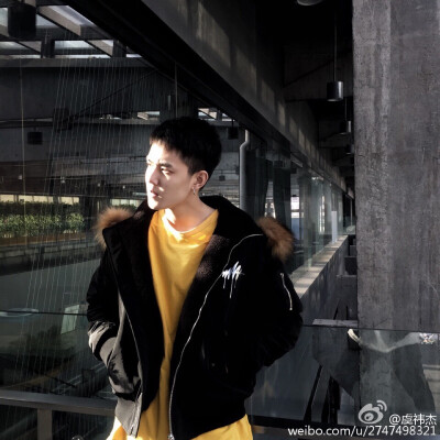 发现一个很好看的男孩纸，江苏无锡的，处女座，1995年，181，哈哈，最关键和我们家二狗神似啊！满嘴跑火车！是第二季遖宿的小狗王，哈哈，虞祎杰。