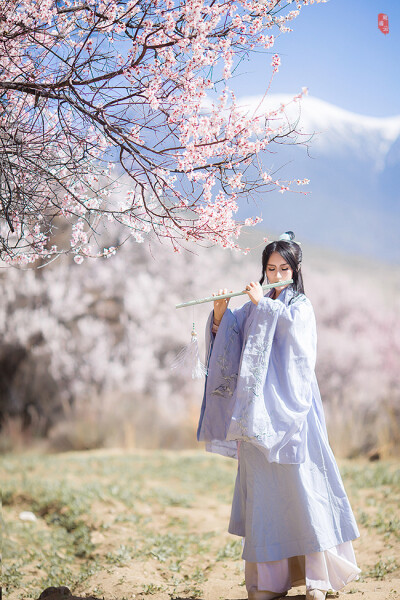 【汉服摄影' 东边云】〔刹那芳华〕 . 春风摇漾向天涯，幽光暗流转，原来春心无处不飞旋，便海山尽处有衣袂牵，风起玉尘沙。