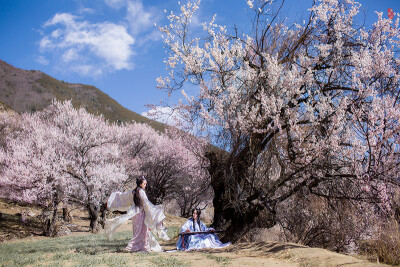 【汉服摄影' 东边云】〔刹那芳华〕 . 春风摇漾向天涯，幽光暗流转，原来春心无处不飞旋，便海山尽处有衣袂牵，风起玉尘沙。