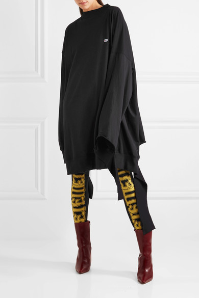 Vetements 2017 春夏全系列设计延续了与其他品牌携手合作的传统，于久负盛名的巴黎老佛爷百货公司闪亮登场。这款过膝长袜织有柔软的棉质丝线，并饰以黄色、黑色和白色嵌花勾勒出的品牌标志。建议搭配及踝靴。