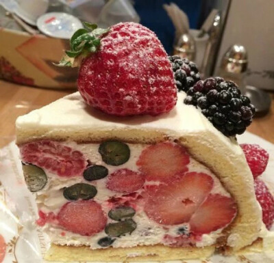 这才是真正的草莓蛋糕 里里外外满满都是颗颗肥大的香甜草莓。 ​​​​