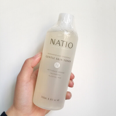 #安利好货#自用推荐！Natio香薰甘菊玫瑰爽肤水250ml，用来敷脸效果特好，而且平价用起来不心疼啊！绝不含酒精，天然植物成份帮助净化肌肤有效清除残留，让肌肤软化再生。清除老死细胞及杂质，收敛毛孔平衡油脂分泌，…