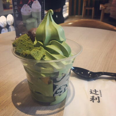 【上海】辻利 抹茶专门店 这个抹茶戚风雪糕，抹茶味很浓，不愧我大冬天来吃雪糕哈哈