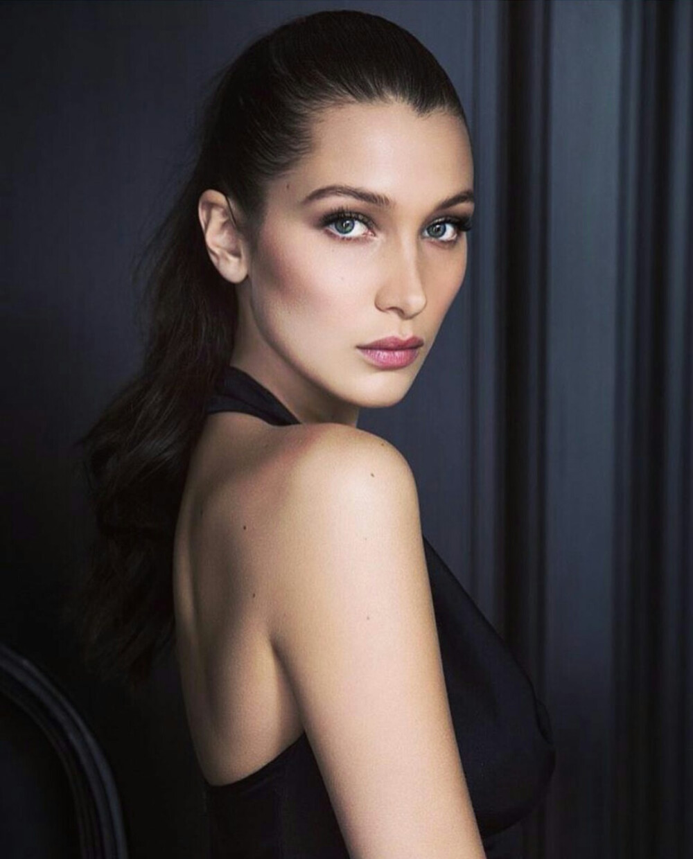 Bella Hadid，1996年10月9日出生于美国加利福尼亚州洛杉矶，模特。
2015年，担任三星秋季广告代言人；2016年，她活跃在多场高定大秀、出任迪奥美容大使、登上戛纳红毯，并夺得2016年洛杉矶时尚大奖年度模特的桂冠，进军Vogue年度50强超模。