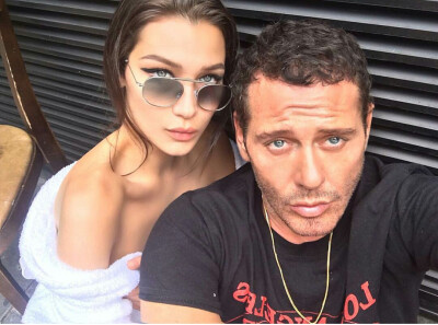 Bella Hadid，1996年10月9日出生于美国加利福尼亚州洛杉矶，模特。
2015年，担任三星秋季广告代言人；2016年，她活跃在多场高定大秀、出任迪奥美容大使、登上戛纳红毯，并夺得2016年洛杉矶时尚大奖年度模特的桂冠，…