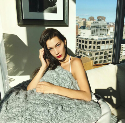 Bella Hadid，1996年10月9日出生于美国加利福尼亚州洛杉矶，模特。
2015年，担任三星秋季广告代言人；2016年，她活跃在多场高定大秀、出任迪奥美容大使、登上戛纳红毯，并夺得2016年洛杉矶时尚大奖年度模特的桂冠，…