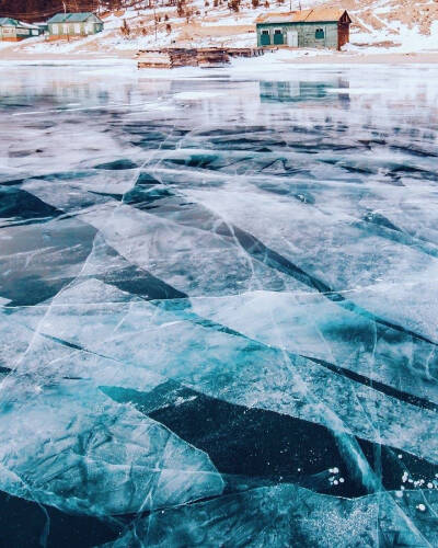 冬日的贝加尔湖，冰封的仙境
photographer-Kristina Makeeva 