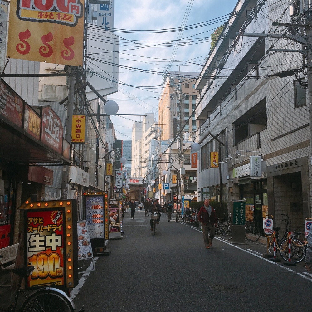 就像韩国之旅，到了日本还是想第一个拍拍街道，我觉得街上的样子最能体现当地特色。乍一看和韩国挺像的，但给人的感觉很不一样。我想想，韩国马路更窄，坡道比较多，这里马路比较宽，大多是平地。总之韩国给人更热闹的感觉，这更清静些