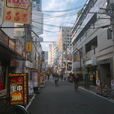 就像韩国之旅，到了日本还是想第一个拍拍街道，我觉得街上的样子最能体现当地特色。乍一看和韩国挺像的，但给人的感觉很不一样。我想想，韩国马路更窄，坡道比较多，这里马路比较宽，大多是平地。总之韩国给人更热闹…