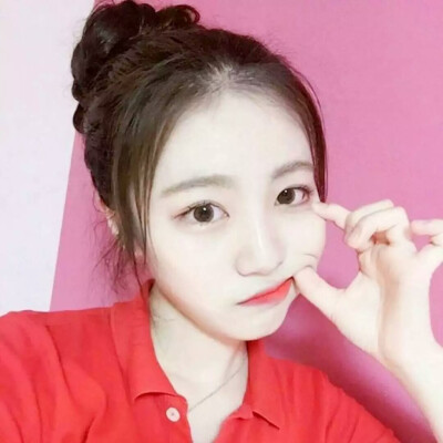 女生 红衣 丸子头