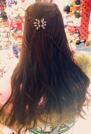 【人生充满纠结的三大星座】第一名（天秤座）、第二名（巨蟹座）、第三名（双鱼座）、第四名（天蝎座）、第五名（处女座）。