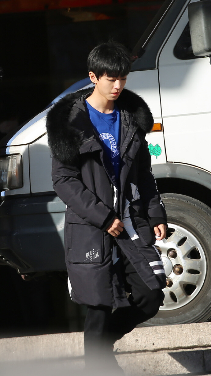 小棉袄今天穿了黑棉袄,小棉袄还需要一条围巾@tfboys-王俊凯