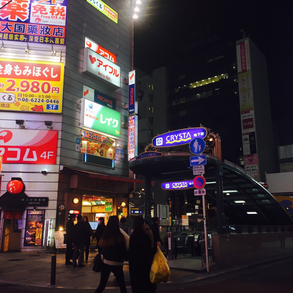 嘻嘻 日本的夜景 花花绿绿还挺好看的 不过找日本 晚上商业中心比较热闹但很多地方人是很少的 比较清静