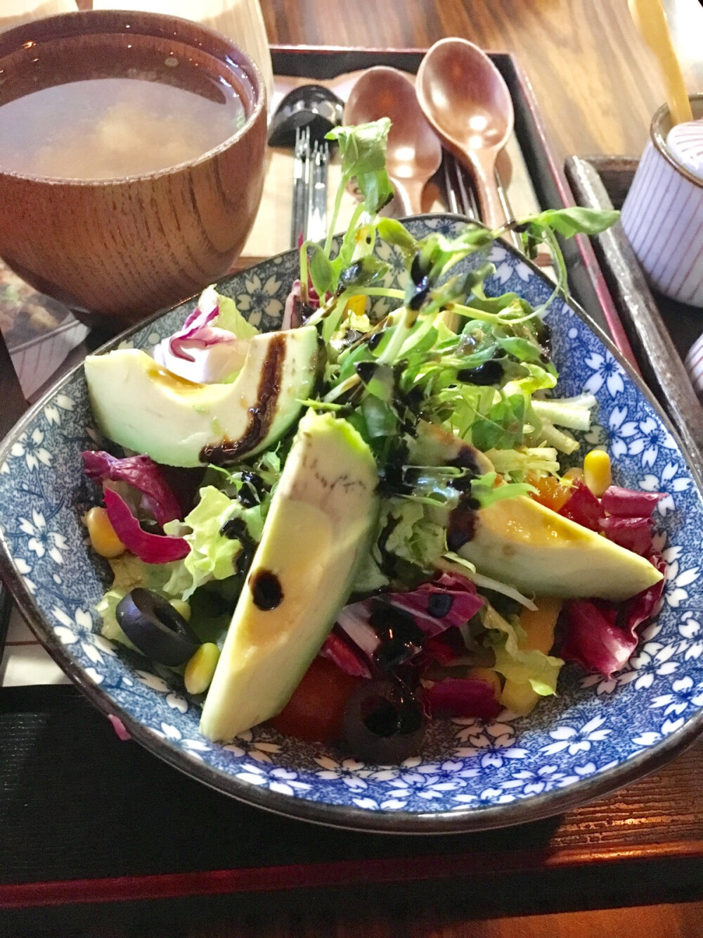 套餐中的牛油果沙拉