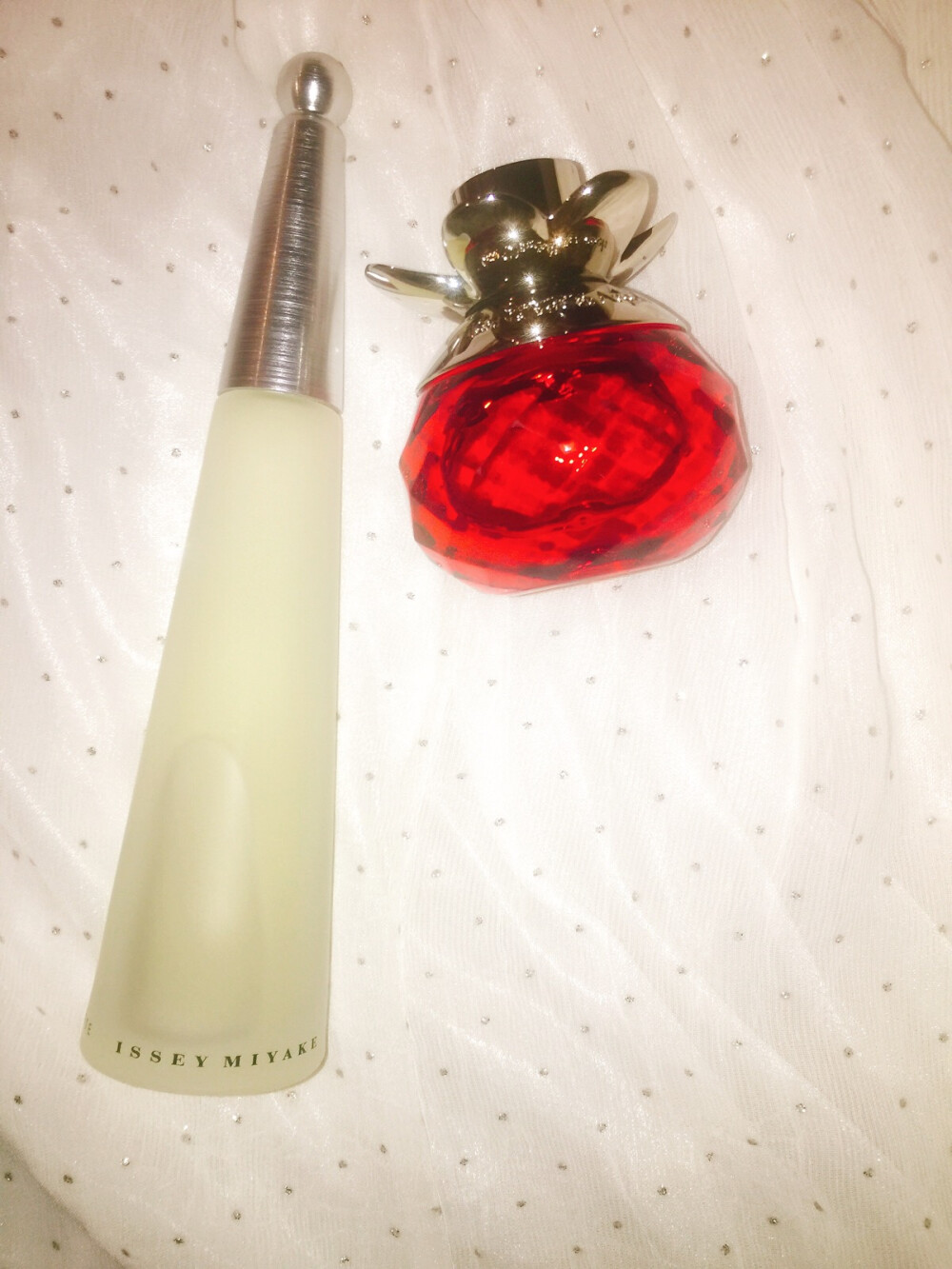 Issey Miyake三宅一生淡香水 50ml
Van Cleef&Arpels梵克雅宝 梦幻红宝石香水 30ml （两瓶一共245元）