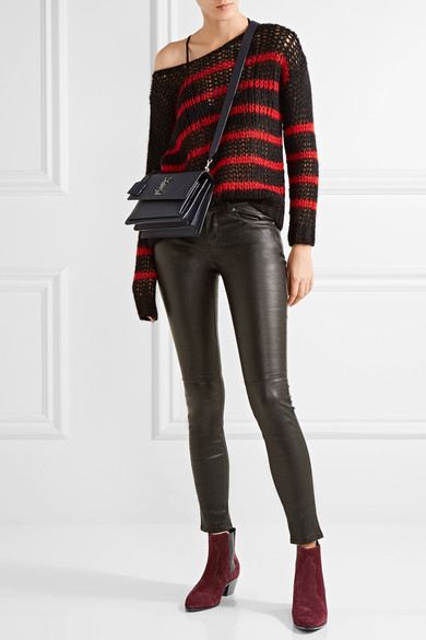 Saint Laurent 这款 “Sunset” 单肩包采用纹理皮革于意大利精心打造，缀有经典的 “YSL” 金属配件和扣饰。风琴包款内配有三个夹层，可稳妥放置手机、钱包、粉盒和钥匙等出门必需品。黑色的包边更是衬托出午夜蓝色包身的高雅，让人一见倾心。