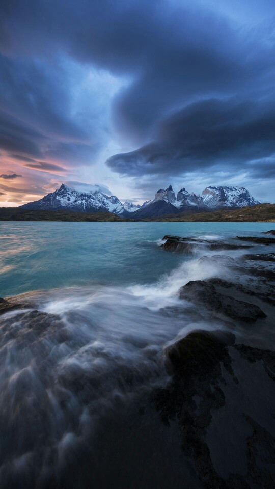 不要去巴结一个人，用暂时没有朋友的时间，去提升自己的能力，待到时机成熟时，就会有一众的朋友与你同行。用人情做出来的朋友只是暂时的，用人格吸引来的朋友才是长久的。所以，丰富自己比取悦他人更有力量。