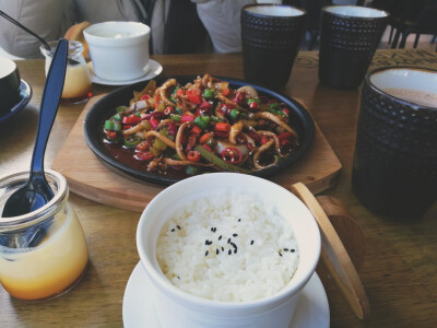 lunch---Q记的普洱奶茶很棒，鱿鱼须有点儿辣而且嘴角因为上火烂掉but so what╮（╯＿╰）╭ 还有预想不到的大份四喜锅