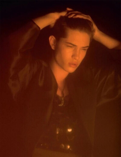 Francisco Lachowski（熟知的Chico）巴西男模，1991年生，金牛座，188cm，The 100 Most Handsome Faces of 2016排位59，全球顶级超模top50排位16
锦爷鉴颜：少年混合男人气质，让那抹魅笑撩的合不拢腿……颜（动词）…