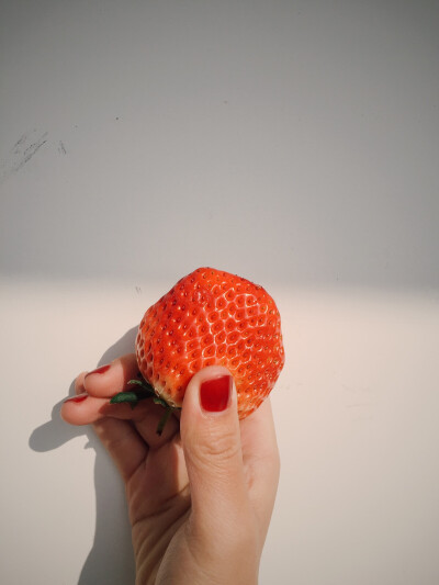 草莓色的指甲
黄皮感觉红色系的还很显白，不知道涂什么颜色的时候，推荐红色系