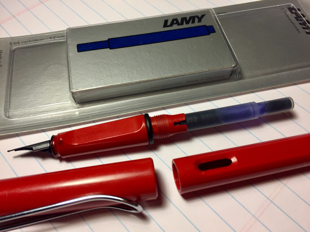 LAMY，红色F尖+替换芯蓝黑，替换芯最大的优点就是方便，随身包里带一小盒也不会担心在外面没墨了，而且换起来干净利落，不过大量书写的话稍微有点费就是了。