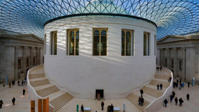 来博物馆造作吧
无门票的世界顶级博物馆
阅览室内的25,000本书都与大英博物馆的藏品有关。大英图书馆在1997年搬迁后，大英博物馆便接管了这个空间，并用自己的图书馆进行了修复和补充。大英博物馆的建筑顶端也被镶嵌…