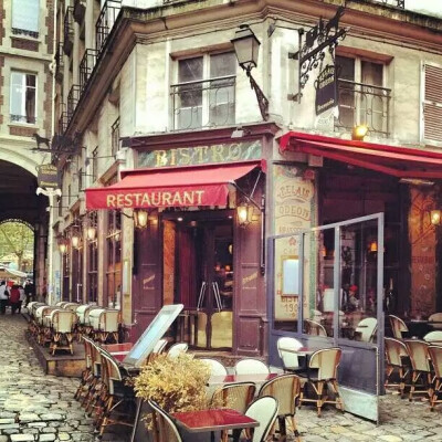 巴黎城郊的餐馆，据说这里的周末小剧很出名。