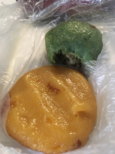 过冬至，江苏的同学给带回来了青团，没吃过的地方特色，里面有梅菜
