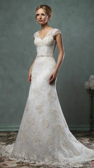 意大利婚纱品牌 Amelia Sposa 2016婚纱系列LookBook 新季设计延续了品牌永恒浪漫的主题，美丽的鱼尾设计、精致的蕾丝、香槟金的底衬，带给新娘们梦幻婚纱礼服～