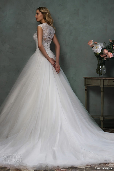 意大利婚纱品牌 Amelia Sposa 2016婚纱系列LookBook 新季设计延续了品牌永恒浪漫的主题，美丽的鱼尾设计、精致的蕾丝、香槟金的底衬，带给新娘们梦幻婚纱礼服～