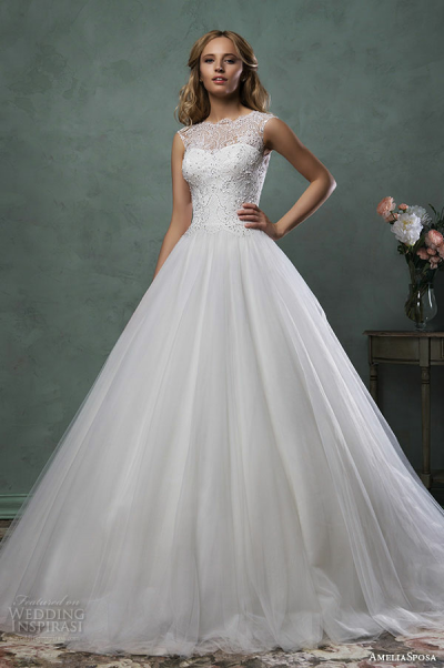 意大利婚纱品牌 Amelia Sposa 2016婚纱系列LookBook 新季设计延续了品牌永恒浪漫的主题，美丽的鱼尾设计、精致的蕾丝、香槟金的底衬，带给新娘们梦幻婚纱礼服～