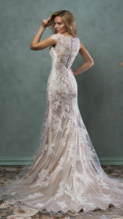 意大利婚纱品牌 Amelia Sposa 2016婚纱系列LookBook 新季设计延续了品牌永恒浪漫的主题，美丽的鱼尾设计、精致的蕾丝、香槟金的底衬，带给新娘们梦幻婚纱礼服～