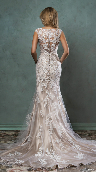 意大利婚纱品牌 Amelia Sposa 2016婚纱系列LookBook 新季设计延续了品牌永恒浪漫的主题，美丽的鱼尾设计、精致的蕾丝、香槟金的底衬，带给新娘们梦幻婚纱礼服～