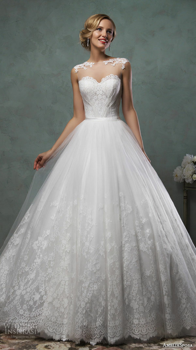 意大利婚纱品牌 Amelia Sposa 2016婚纱系列LookBook 新季设计延续了品牌永恒浪漫的主题，美丽的鱼尾设计、精致的蕾丝、香槟金的底衬，带给新娘们梦幻婚纱礼服～