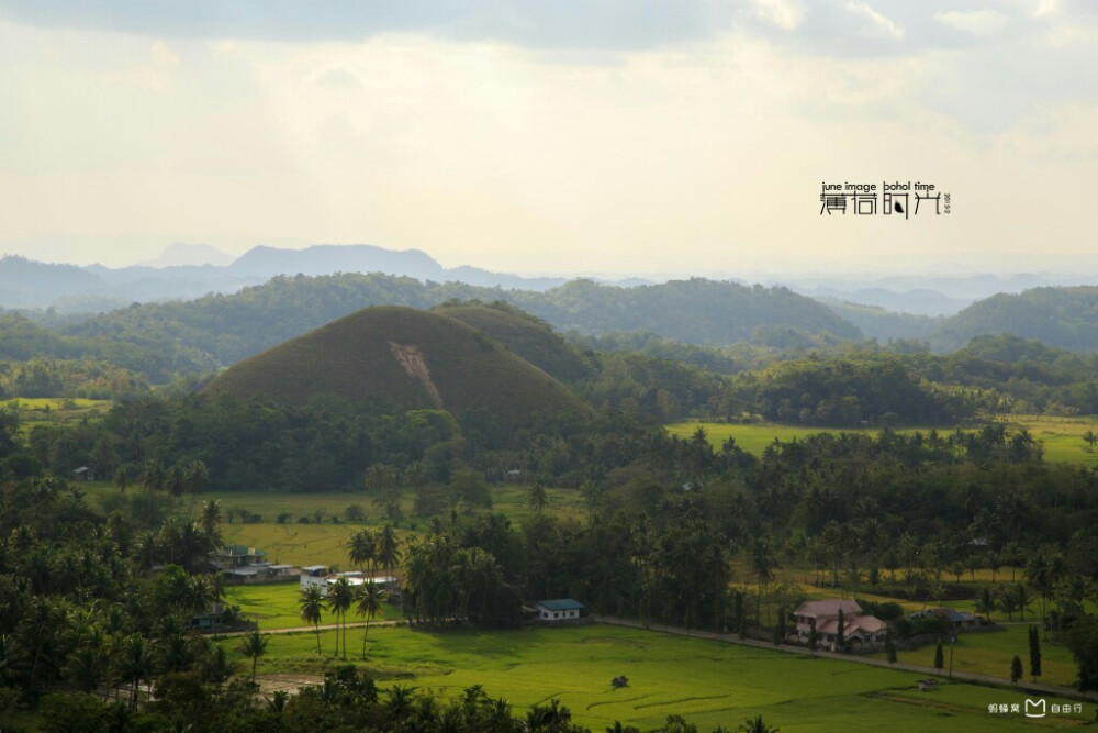 巧克力山是菲律宾保和岛中部，卡门附近一处自然奇景。由1268个圆锥形小山丘组成的巧克力山，高度介于 40到120公尺之间。每到夏季，“干草堆”都会干枯，转为褐色，犹如一排排的巧克力排放在大地上，巧克力山这个名字由此而来。