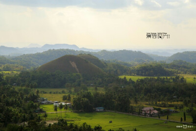 巧克力山是菲律宾保和岛中部，卡门附近一处自然奇景。由1268个圆锥形小山丘组成的巧克力山，高度介于 40到120公尺之间。每到夏季，“干草堆”都会干枯，转为褐色，犹如一排排的巧克力排放在大地上，巧克力山这个名字…