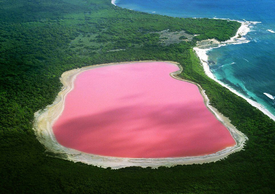 希勒湖（Lake Hillier），是一个有着神秘明亮、粉红色的湖，位于澳大利亚西澳大利亚州的中岛（Middle Island），紧临海边