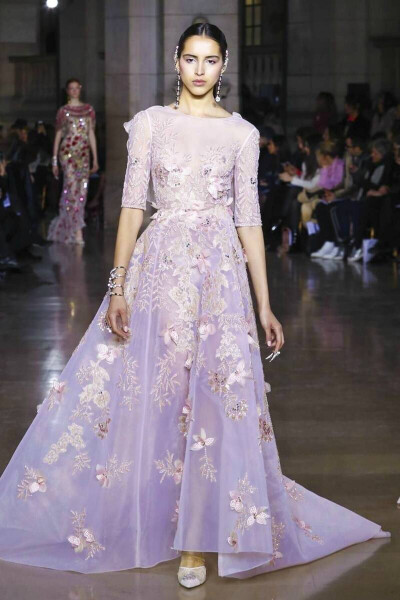 Georges Hobeika 2017秋冬高级定制系列 ┊ 繁复的雕栏玉砌，贵气的金线刺绣，被笼在了轻柔的薄纱上。 ​