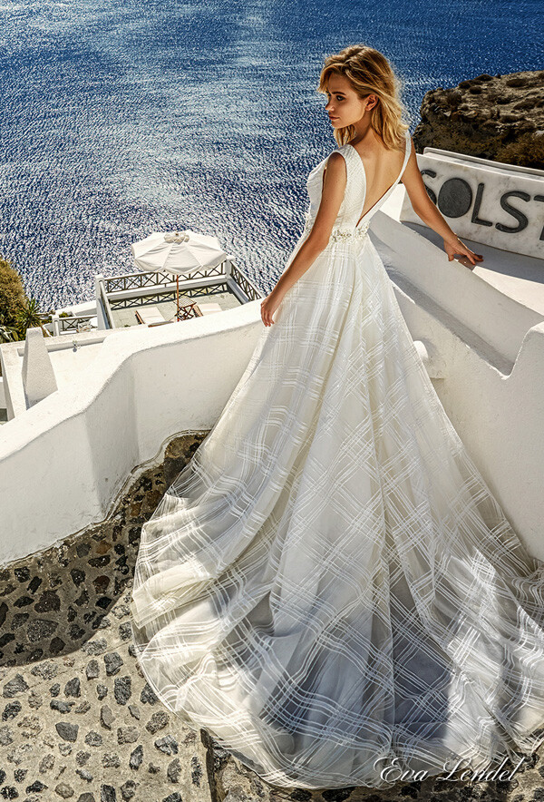 仙女风婚纱品牌 Eva Lendel 释出最新2017「Santorini 圣托里尼」婚纱广告大片，取景意大利圣托里尼