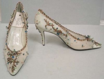  上世纪50年代，RogerVivier为House of Dior设计的高定晚装鞋，现收藏于大都会博物馆