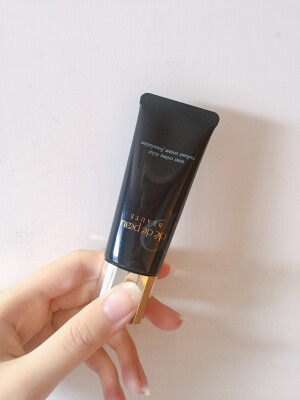 #安利好货# cpb 新版钻石粉霜 cc00色号。吃土的一支 但是贵也值 超好用 油皮的我搭配cpb短管清爽隔离使用  真的越夜越美丽好吗  不会油光满面 不会脱妆 仿佛自己天生的好皮肤一样。我是油皮敏感皮 用bb特别容易泛红 闷痘。但这支非常轻薄 好推开 不闷痘 妆感自然 用到目前为止最满意的一支。再贵也会回购～ 参考价格：835rmb