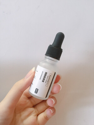 #安利好货# 被一个公众号安利的 很便宜所以买来试一试  HomeFacial Pro   烟酰胺原液是改善暗沉 补水锁水亮肤     玻尿酸原液主要就是密集补水 促进吸收。两种都可以滴入精华里使用 单独用也很好～ 很清爽 超级清爽 仿佛没擦一样。油皮就是时时刻刻要求清爽～ 它太合胃口～ 真的很补水保湿 15ml很小 很好用但不怎么耐用 所以可以多囤几瓶～ tb官网购入。参考价格：烟酰胺原液149rmb/15ml  玻尿酸原液139rmb/15ml